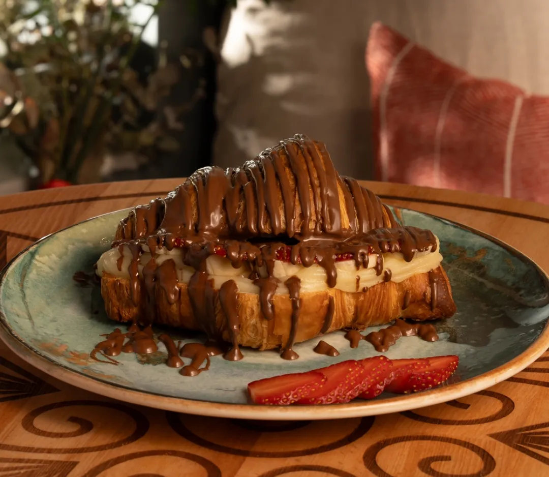 Meyveli ve Soslu Kruvasan