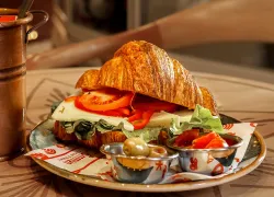 Peynirli Kruvasan Sandviç